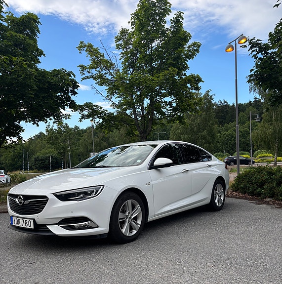 Opel Insignia 2 of 5