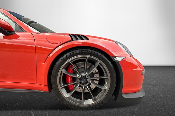 Porsche 911 16 of 30