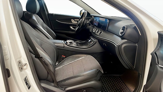 Mercedes-Benz E200 3 of 5