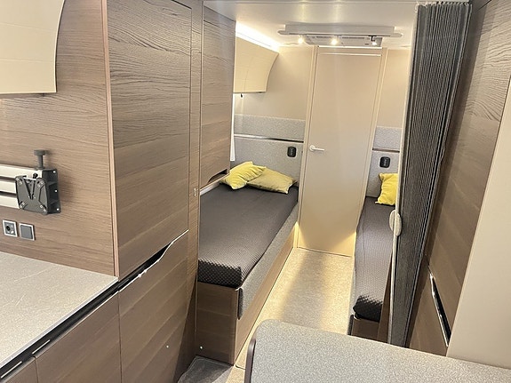 Adria ALPINA 753 HT (ALDE+AC+Mover+Frontkök+Ugn+Micro) 21 of 30