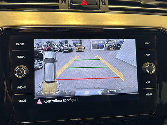 Volkswagen Passat Alltrack 19 of 23