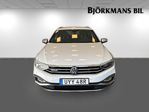Volkswagen Passat Alltrack 2 of 16