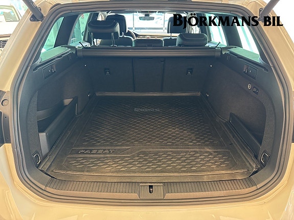 Volkswagen Passat Alltrack 12 of 16