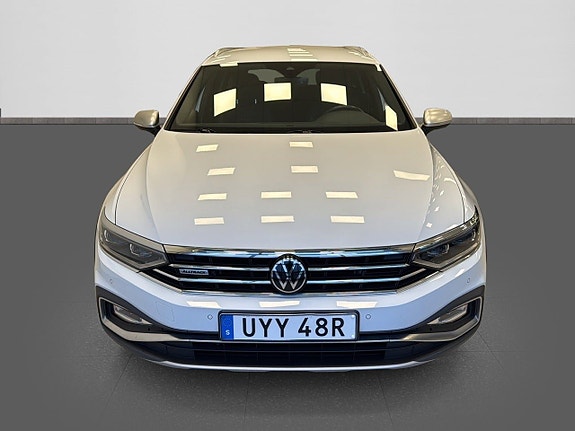 Volkswagen Passat Alltrack 2 of 23
