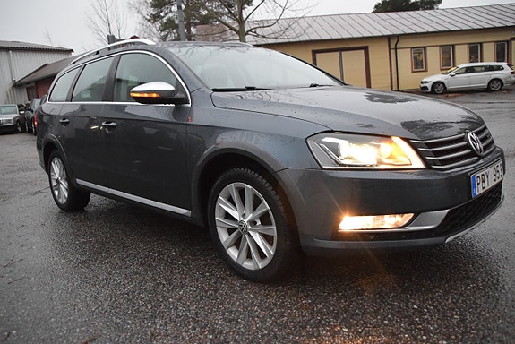 Volkswagen Passat Alltrack 3 of 5