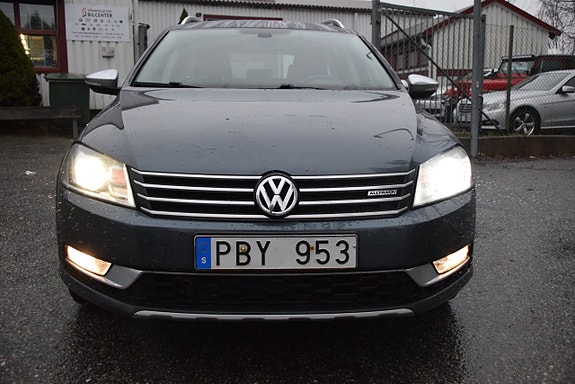 Volkswagen Passat Alltrack 2 of 5