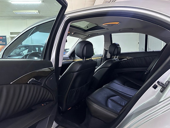 Mercedes-Benz E280 11 of 16