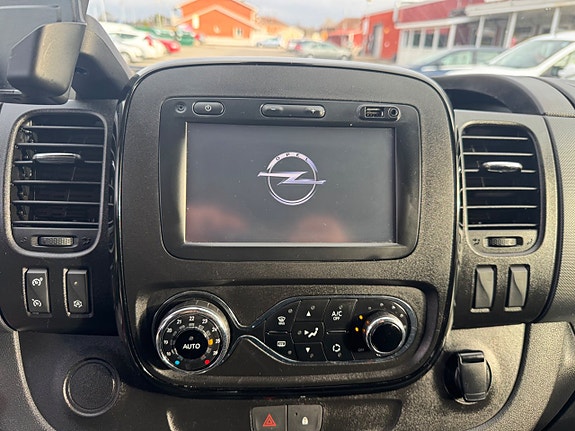 Opel Vivaro 12 of 19