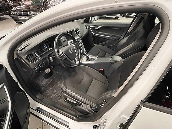 Volvo S60 4 of 5