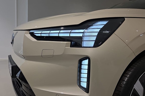 Volvo EX90 26 of 27