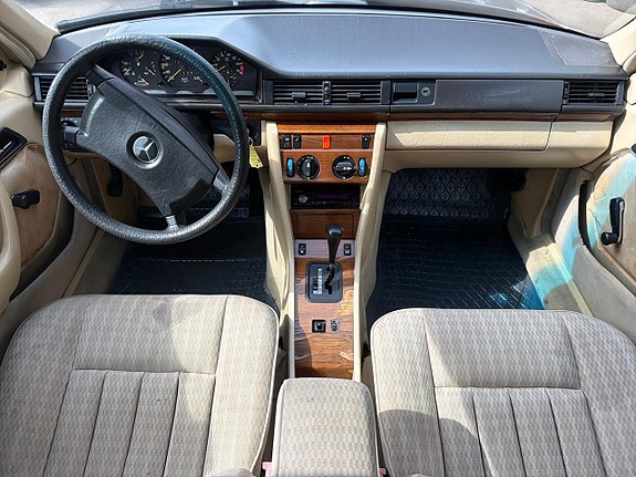 Mercedes-Benz 300 E 15 of 18