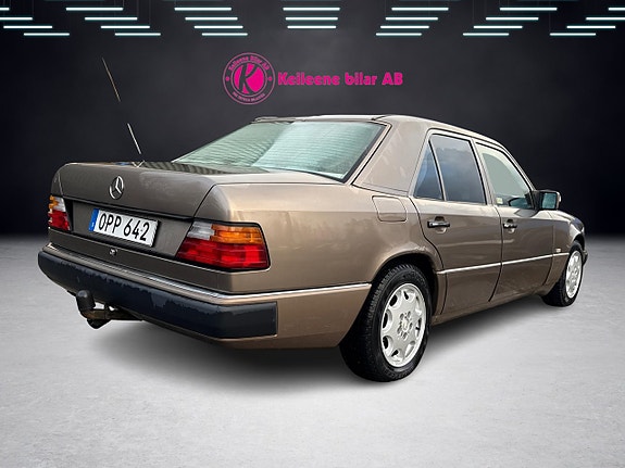 Mercedes-Benz 300 E 6 of 18
