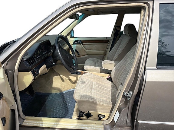 Mercedes-Benz 300 E 10 of 18