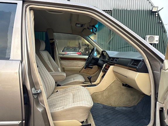 Mercedes-Benz 300 E 16 of 18