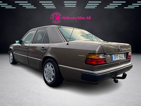 Mercedes-Benz 300 E 7 of 18