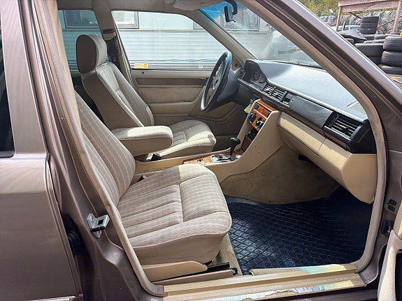 Mercedes-Benz 300 E 16 of 18