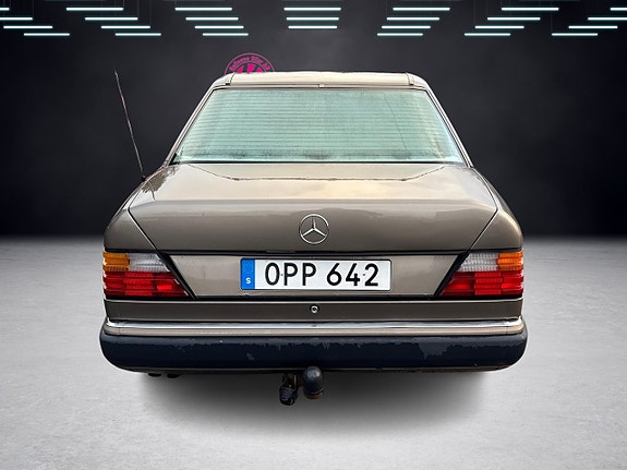 Mercedes-Benz 300 E 4 of 5