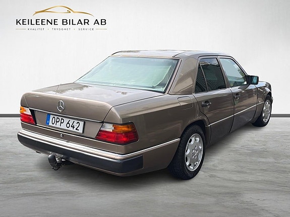 Mercedes-Benz 300 E 8 of 18