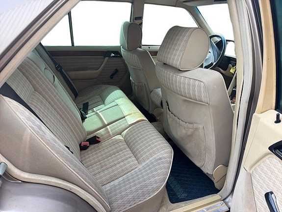 Mercedes-Benz 300 E 11 of 18