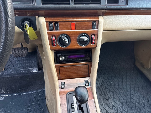 Mercedes-Benz 300 E 12 of 18