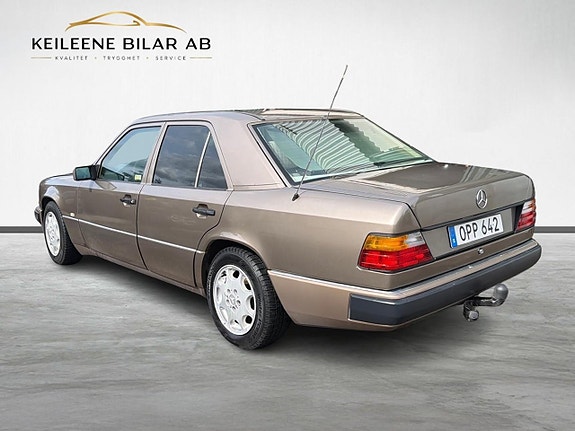 Mercedes-Benz 300 E 9 of 18
