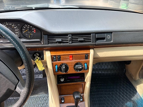 Mercedes-Benz 300 E 12 of 18
