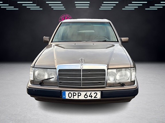 Mercedes-Benz 300 E 3 of 5