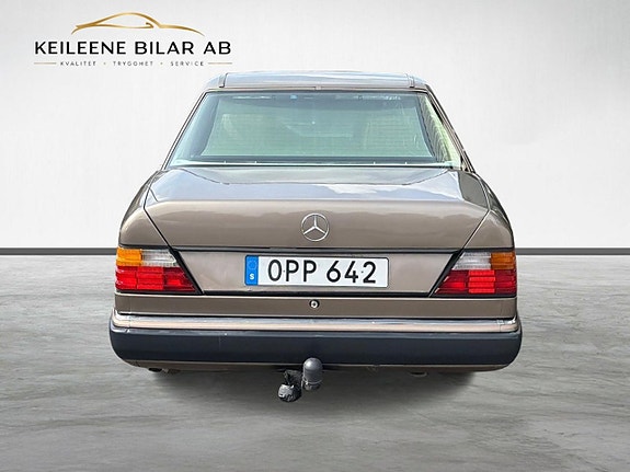 Mercedes-Benz 300 E 6 of 18