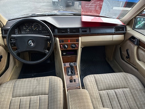 Mercedes-Benz 300 E 15 of 18
