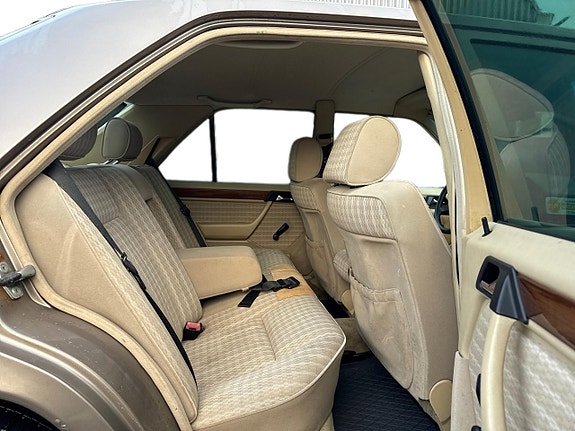 Mercedes-Benz 300 E 11 of 18
