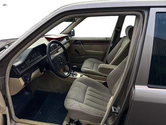 Mercedes-Benz 300 E 8 of 18