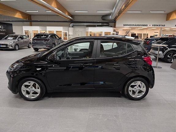 Hyundai i10 2 of 12