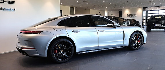 Porsche Panamera 4S 3 of 5