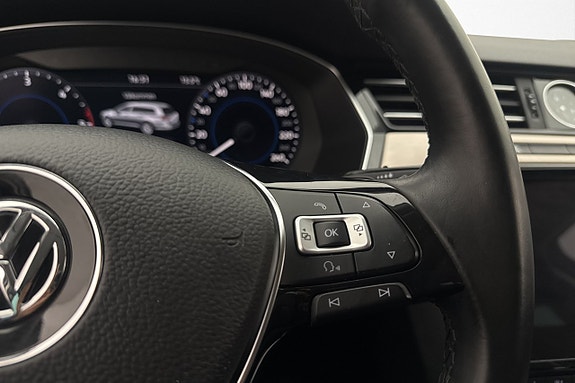 Volkswagen Passat 13 of 28