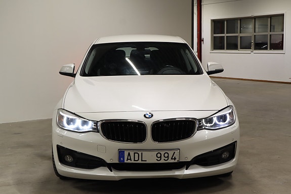 BMW 320 2 of 5