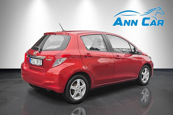 Toyota Yaris 4 of 9