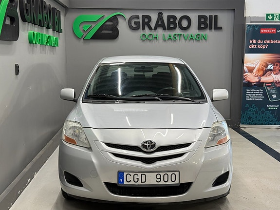 Toyota Yaris 4 of 18