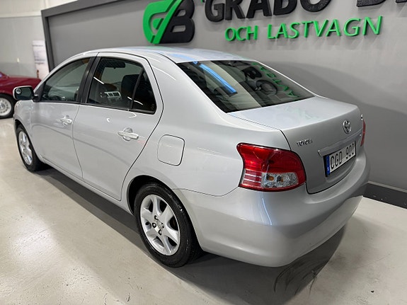 Toyota Yaris 3 of 18