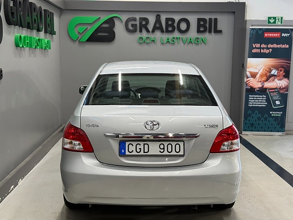 Toyota Yaris 8 of 18