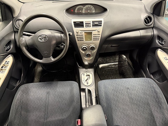 Toyota Yaris 14 of 18