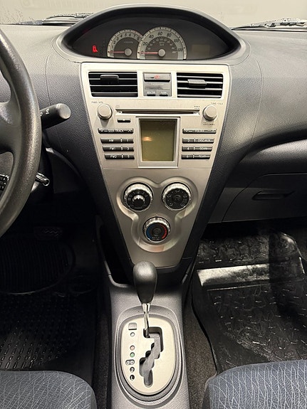 Toyota Yaris 16 of 18