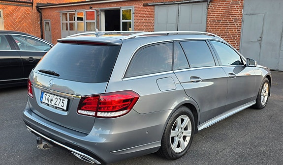 Mercedes-Benz E220 2 of 5