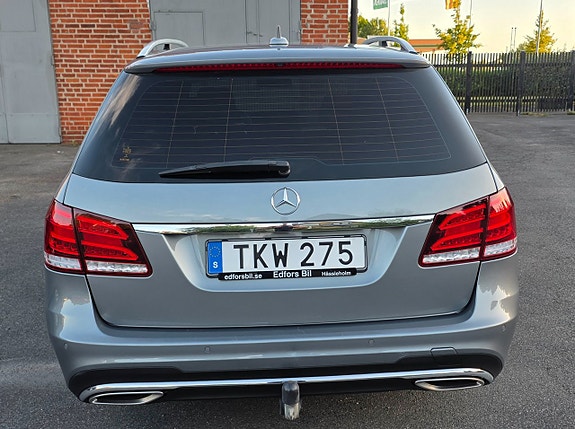 Mercedes-Benz E220 3 of 5