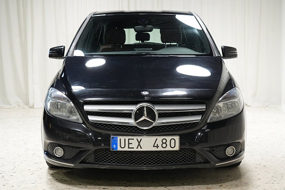 Mercedes-Benz B180 2 of 5
