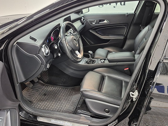 Mercedes-Benz GLA200 d 2 of 5