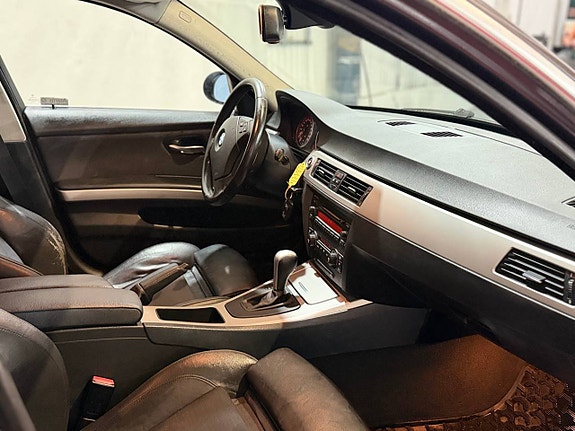 BMW 320i 9 of 12
