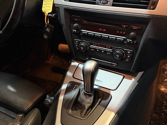 BMW 320i 11 of 12