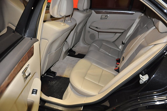 Mercedes-Benz E200 11 of 21