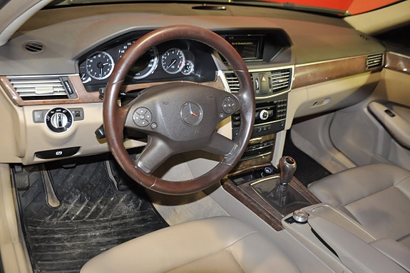 Mercedes-Benz E200 10 of 21
