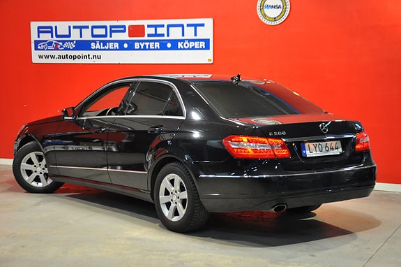 Mercedes-Benz E200 3 of 5
